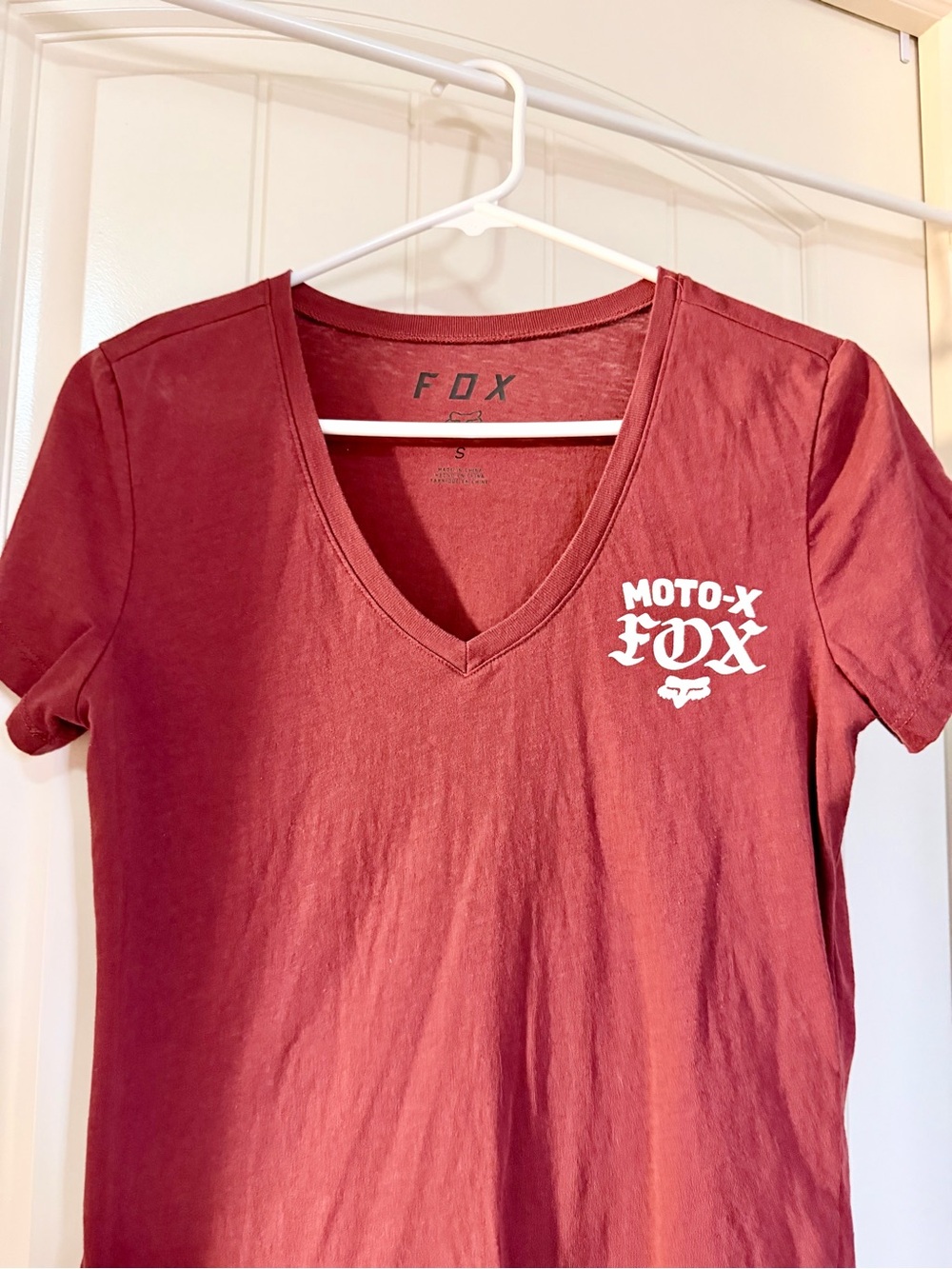 Fox Women's Moto-X V-Neck Tee in Burgundy with White Logo